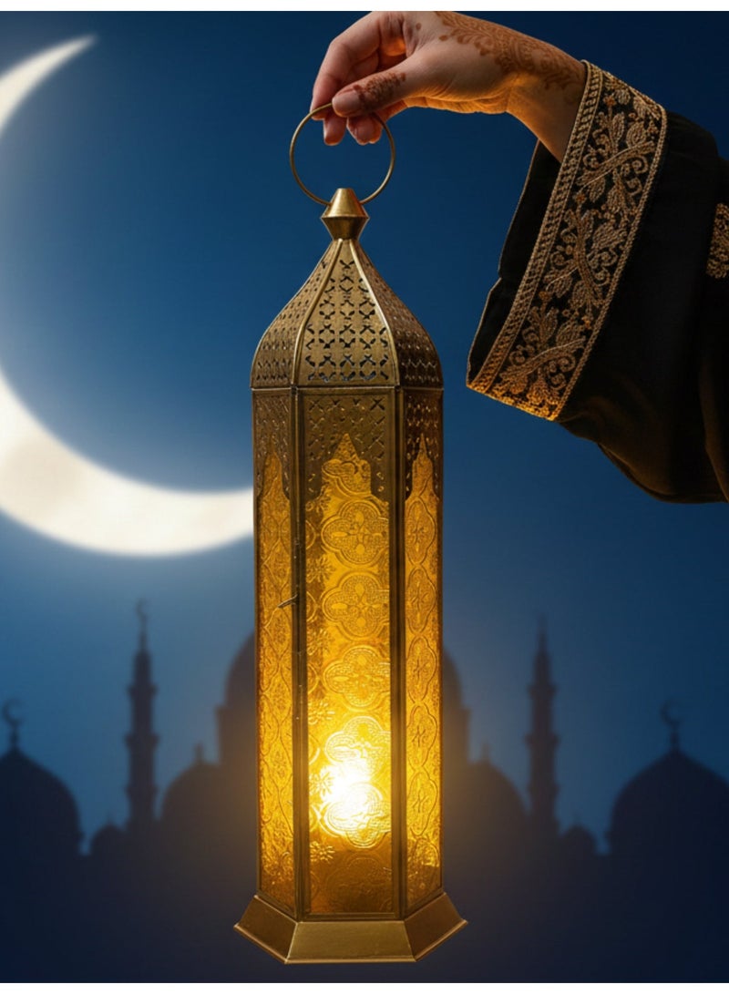 سوق ديزاينز فانوس للديكور - فانوس رمضاني على الطراز العربي، حامل شموع كبير للمجالس والشرفات والديكورات المنزلية الخارجية، حامل شموع مغربي من المعدن الذهبي والزجاج الأصفر، قطعة واحدة - Image 1
