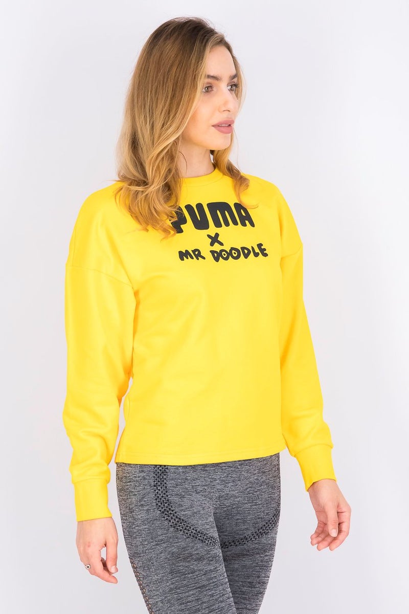 PUMA سويت شيرتات نسائية بياقة دائرية وأكمام طويلة بشعار العلامة التجارية، أصفر - Image 4