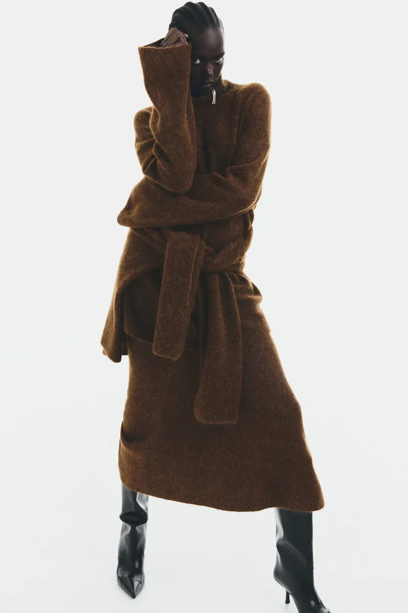 اتش اند ام كنزة من مزيج الألبكة بقصّة فضفاضة