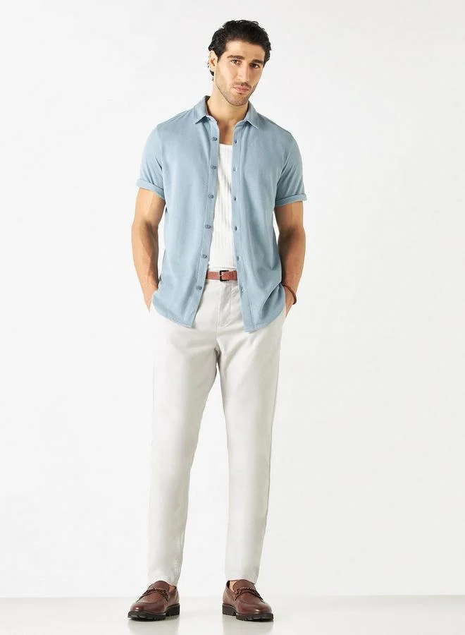 ايكونيك قميص بارز الملمس بياقة عريضة وأكمام قصيرة من آيكونيك