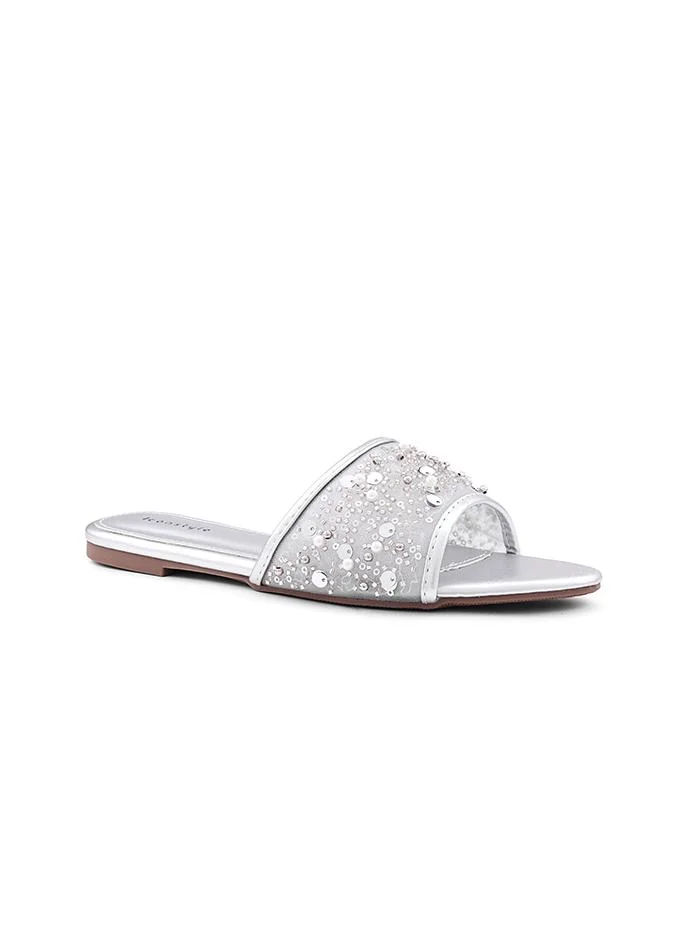 أيقون Stylish two-tone sandal with a soft upper.
