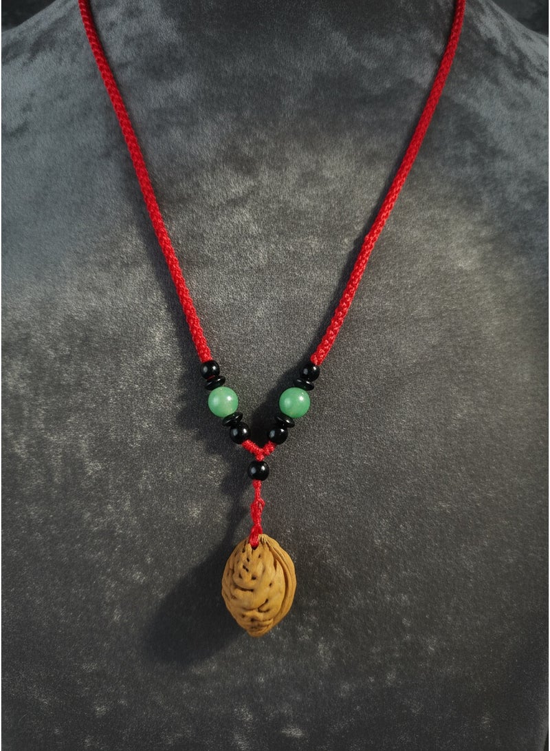 تشوميل قلادة حبل أحمر مضفر محظوظ مصنوعة يدويًا مع خرزات متنوعة (أسود + أخضر يشبه اليشم) وقلادة من الجوز الطبيعي - تميمة شفاء للتوازن والهدوء والطاقة الإيجابية - Image 2