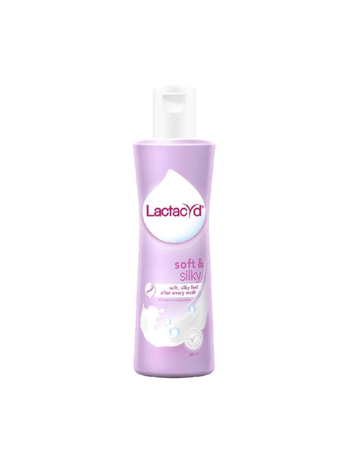 Lactacyd Feminine Wash Soft & Silky 250ml - Image 1