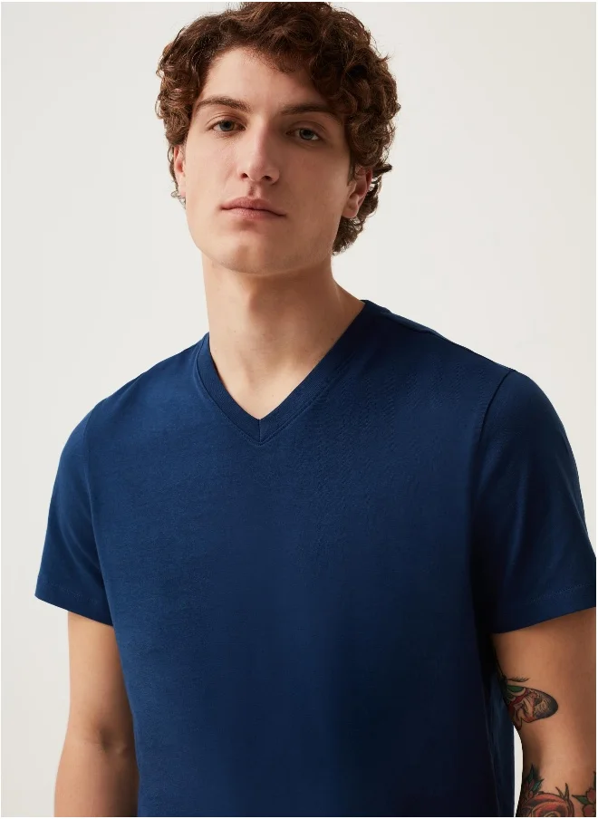 او في اس Organic cotton T-shirt with V neck