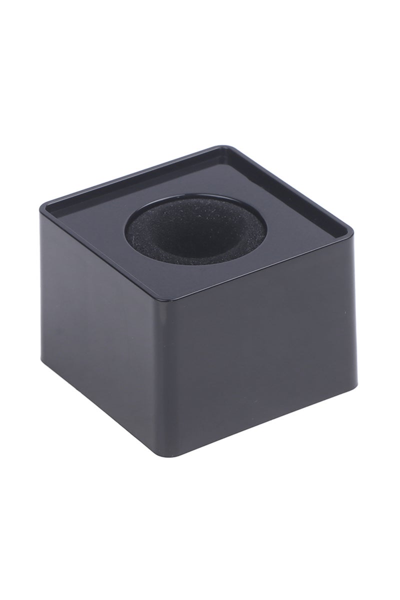 حامل ميكروفون مربع أسود اللون، قطعة واحدة، على شكل مكعب، يُستخدم كحامل للمقابلات، أو كزينة للمراسلين، أو كإكسسوار إخباري.