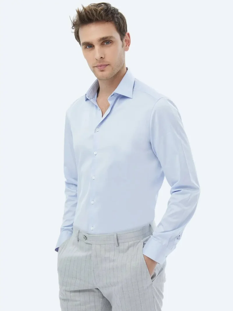 كيب قميص أزرق سادة بقصة ضيقة، مصنوع من القطن الكلاسيكي 100%