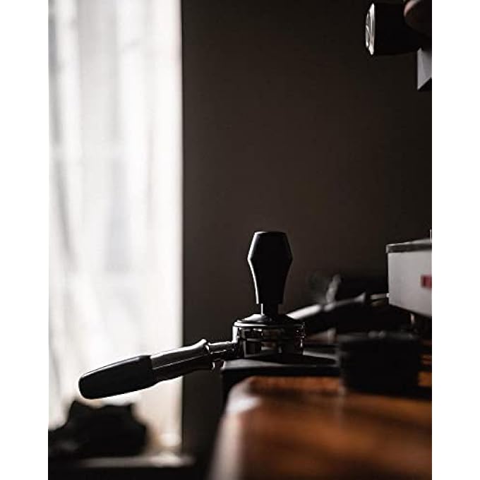 كاست ويف مكبس قهوة إسبريسو فاخر مقاس 53 مم مع مقبض من الألومنيوم المؤكسد بنابض معاير وقاعدة مسطحة من الفولاذ المقاوم للصدأ لآلة الإسبريسو باللون الأسود - Image 4