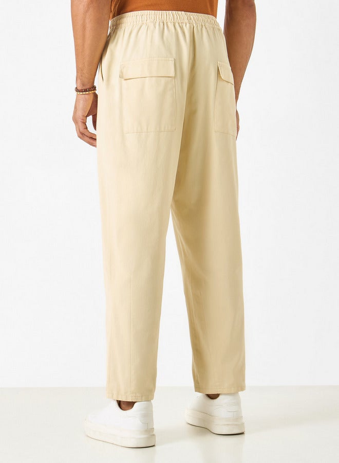 ايكونيك بنطلون رياضي سادة بخصر مرن وقصة مريحة مع رباط إغلاق وجيوب - Image 3