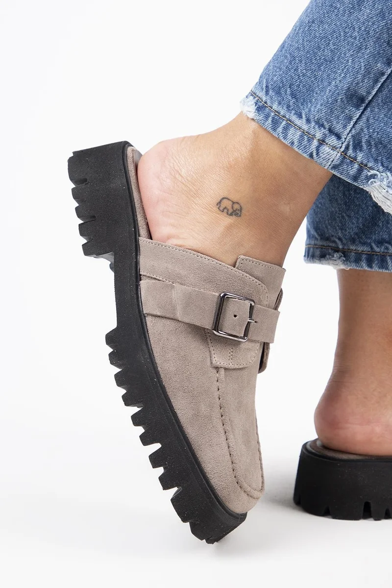 مانجيرو صندل نسائي مربع من الجلد الطبيعي من مانييرو كيم، مصنوع من فرو المنك