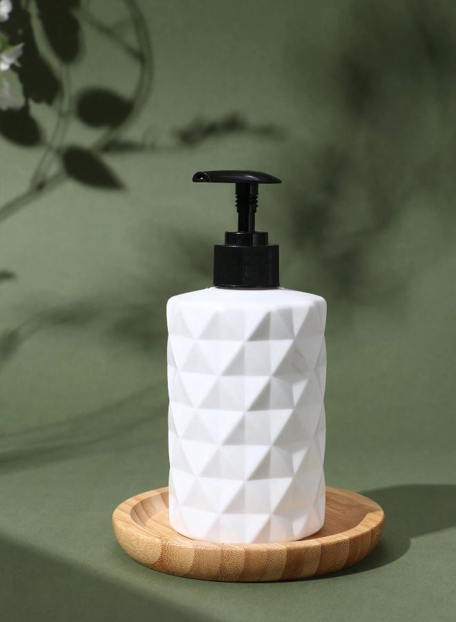 سويس كانتون موزع صابون بلاستيكي فاخر بتصميم نوردك – 15 سم، موزع صابون يدوي ومعقم مع مضخة، تصميم عصري باللونين الأسود والأبيض، زجاجة صابون سائلة قابلة لإعادة التعبئة للاستخدام في الحمام والمطبخ، متين وسهل الاستخدام - Image 1