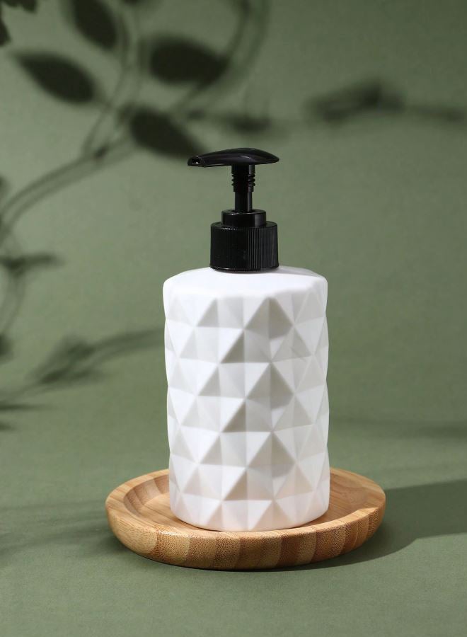 سويس كانتون موزع صابون بلاستيكي فاخر بتصميم نوردك – 15 سم، موزع صابون يدوي ومعقم مع مضخة، تصميم عصري باللونين الأسود والأبيض، زجاجة صابون سائلة قابلة لإعادة التعبئة للاستخدام في الحمام والمطبخ، متين وسهل الاستخدام - Image 4