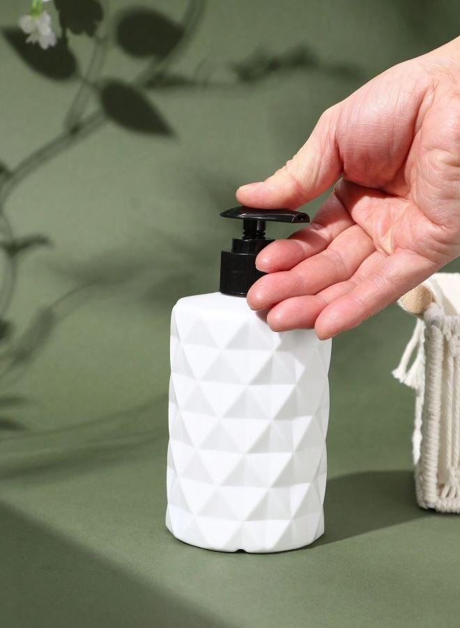 سويس كانتون موزع صابون بلاستيكي فاخر بتصميم نوردك – 15 سم، موزع صابون يدوي ومعقم مع مضخة، تصميم عصري باللونين الأسود والأبيض، زجاجة صابون سائلة قابلة لإعادة التعبئة للاستخدام في الحمام والمطبخ، متين وسهل الاستخدام - Image 2