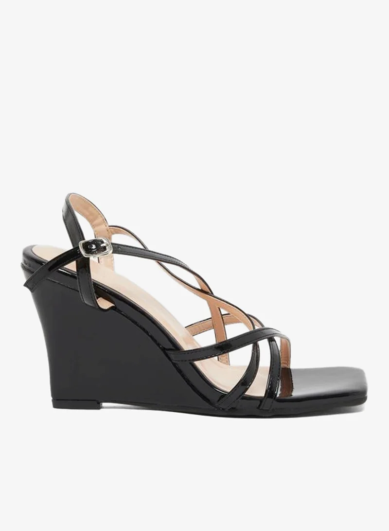 ستايلي صنادل بكعب إسفين بحمالات بسيطة