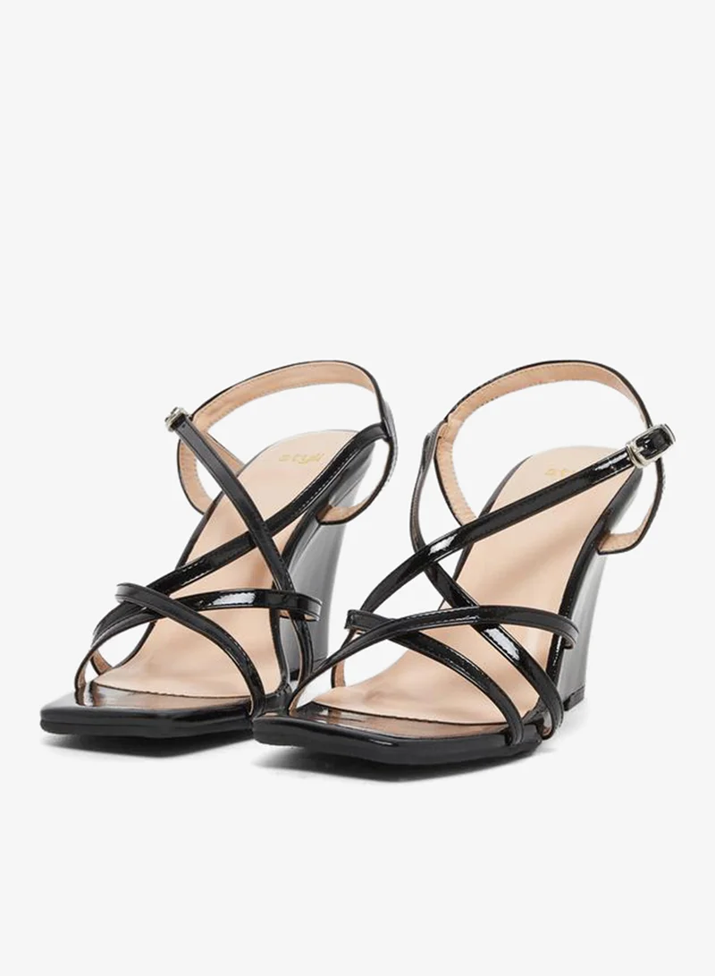 ستايلي صنادل بكعب إسفين بحمالات بسيطة