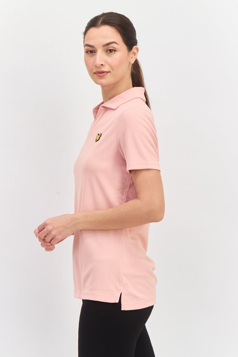 Lyle & Scott بولو نسائي بقصة عادية بأكمام قصيرة بشعار العلامة التجارية، وردي - Image 4