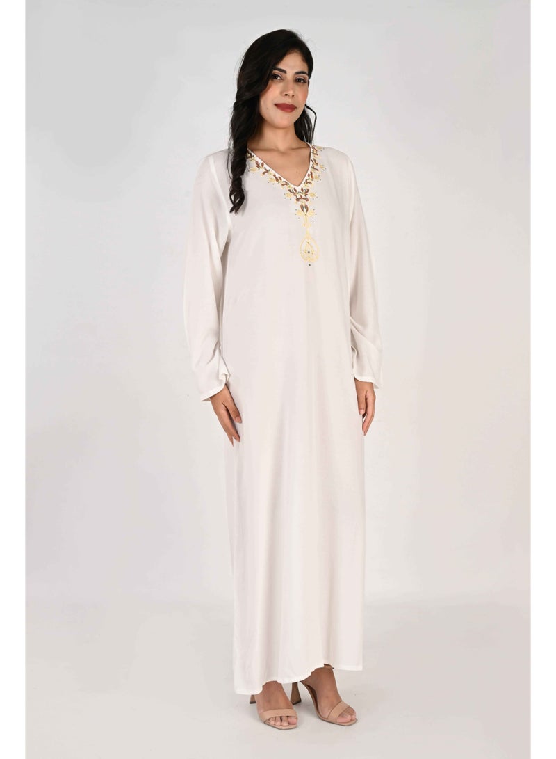 LINELLE جلابية لينيل للسيدات - قاعدة بيضاء مع ياقة على شكل V وتفاصيل مطرزة - Image 3