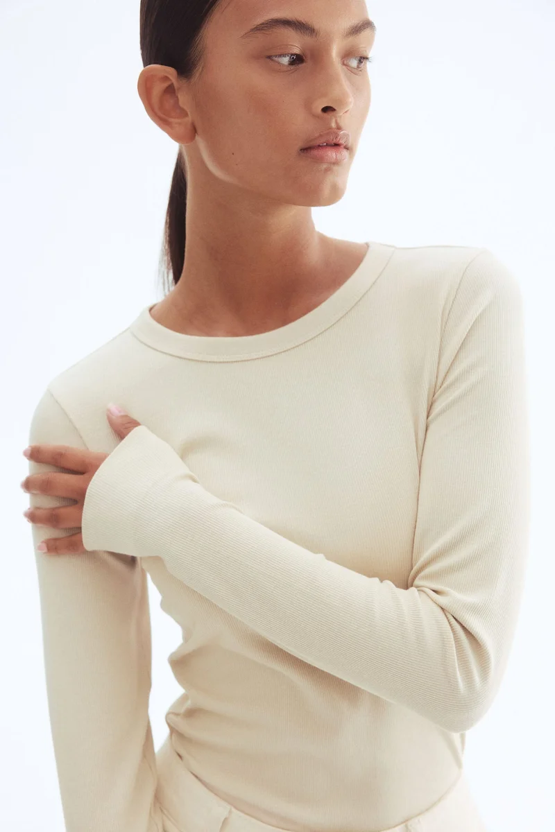 اتش اند ام بلوزة مرنة من مزيج المودال