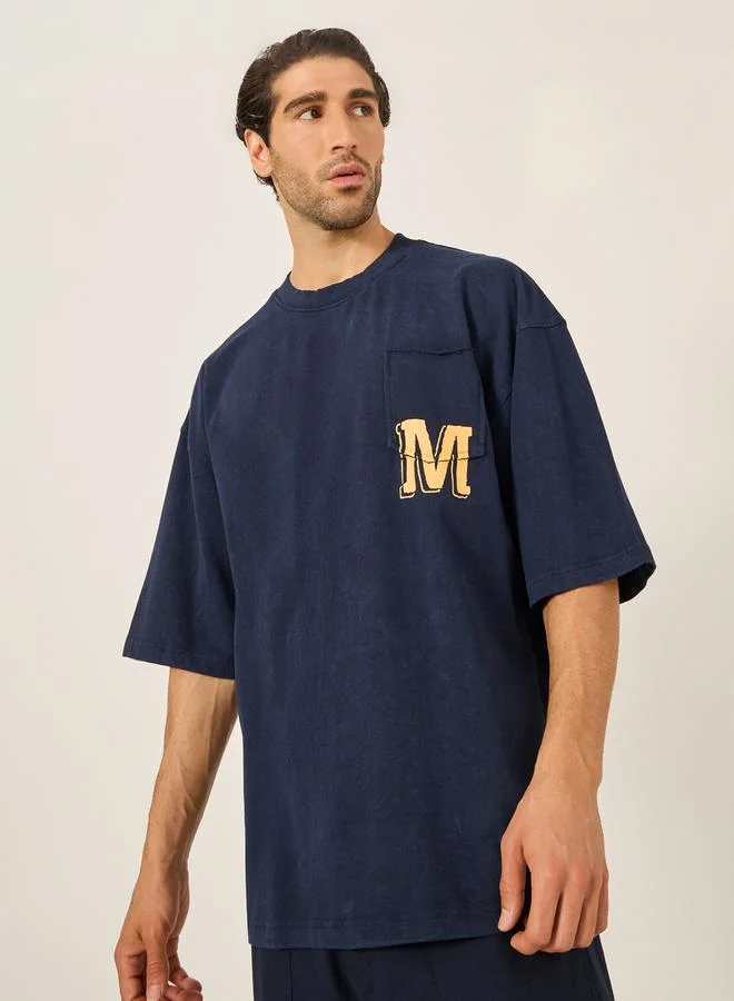 ستايلي تي شيرت بوكسي مطبوع بجيوب وغسيل حمضي