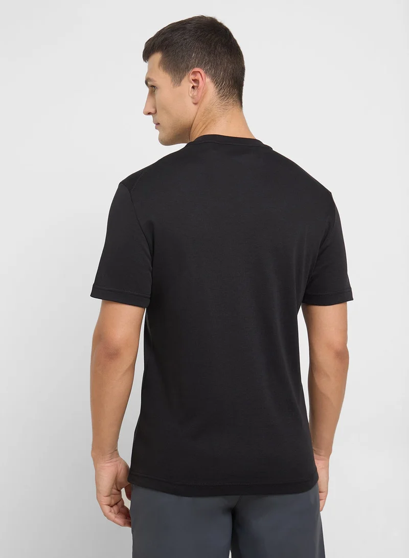 كالفن كلاين تيشيرت بياقة دائرية وشعار