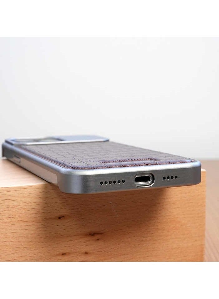 جراب iPhone 15pro max مصنوع من سبائك الألومنيوم المعدني بنقشة جلد التمساح بدون حواف مع خاصية الشفط المغناطيسي للعلاج بالروائح (بني) - Image 3