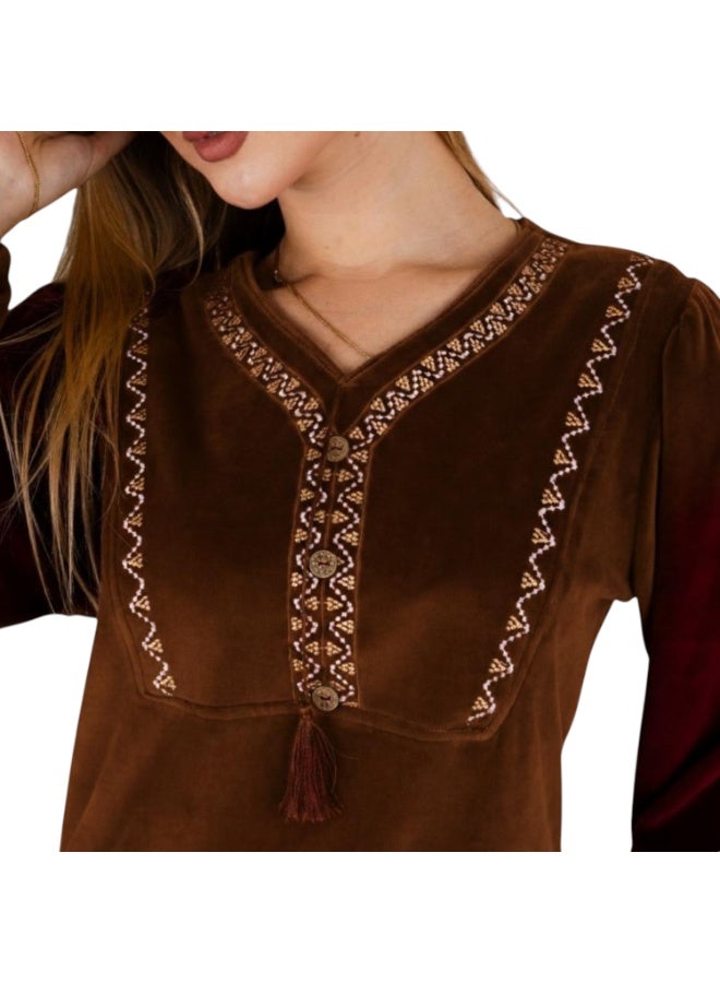 زيكوتكس  عباية نسائية شتوية قطيفة ملكي ناعمة - لون بني شوكولاتة بتطريز صدر هندسي راقٍ - جلالة استقبال بفتحة رقبة V. - Image 2