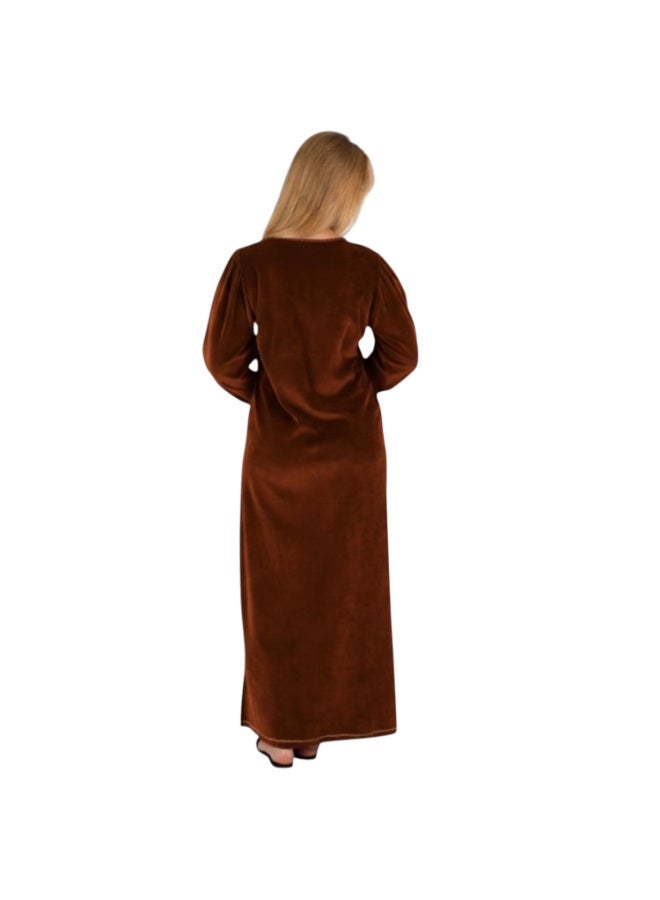 زيكوتكس  عباية نسائية شتوية قطيفة ملكي ناعمة - لون بني شوكولاتة بتطريز صدر هندسي راقٍ - جلالة استقبال بفتحة رقبة V. - Image 3