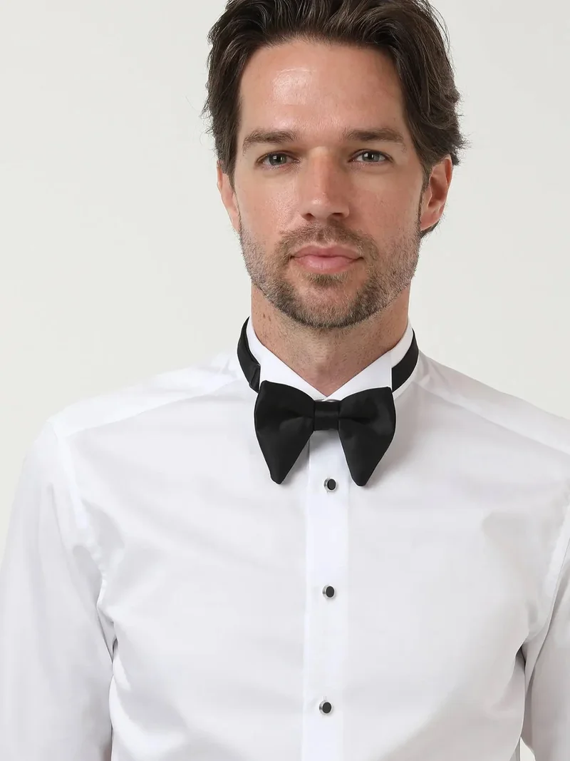 كيب قميص توكسيدو أبيض سادة بقصة ضيقة وأكمام مزدوجة وياقة جناح