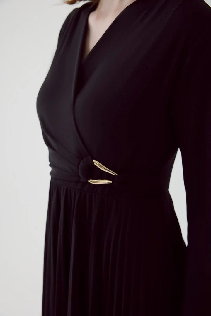 EXQUISE Midi Length Pleated Black Lycra Knit Dress