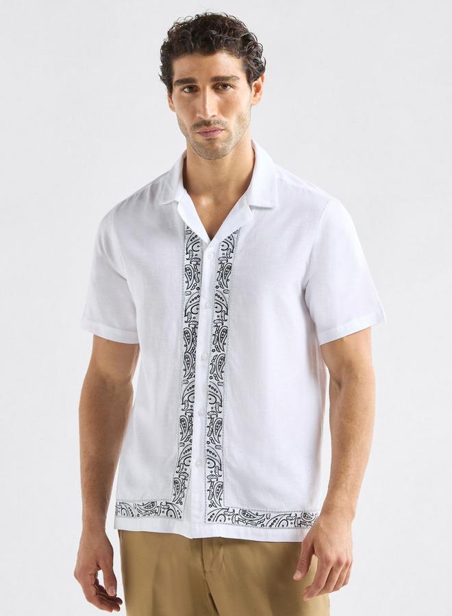 سبلاش فيڤ قميص مطرز بقصة عادية وياقة كامب وأكمام قصيرة - Image 1