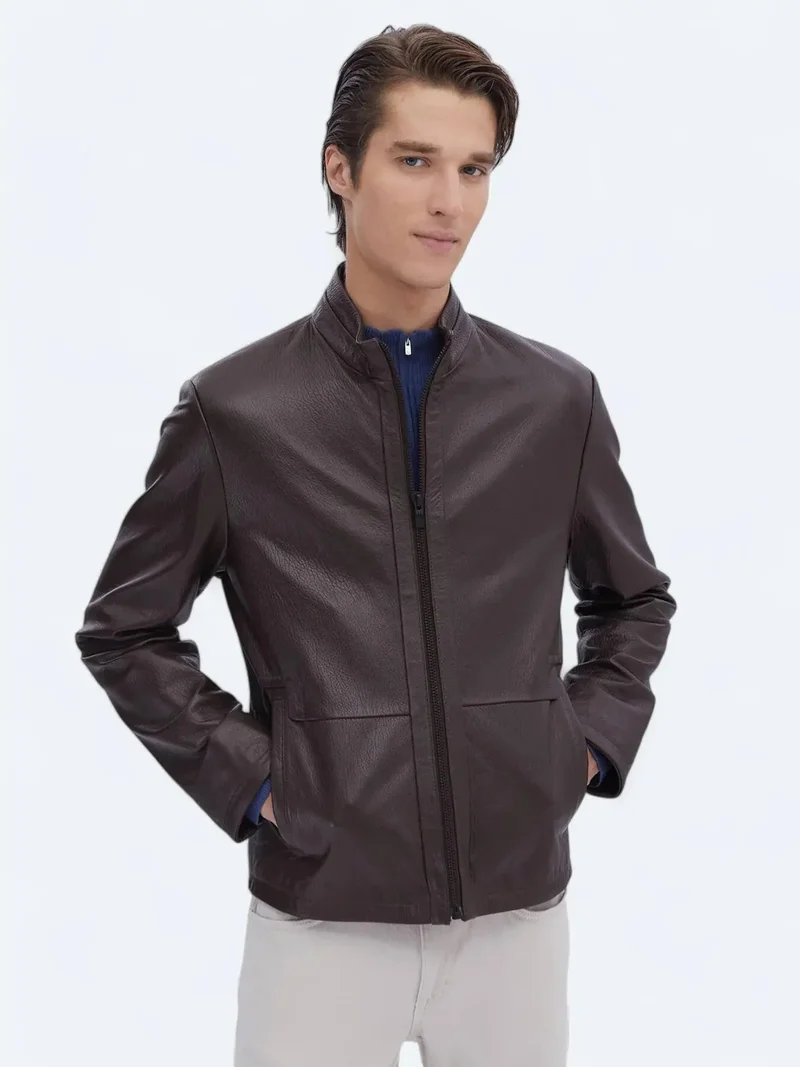 كيب معطف جلدي أنيق بقصة عادية وياقة عالية بلون البندق، مصنوع من جلد الغنم، مناسب للإطلالات الكاجوال.