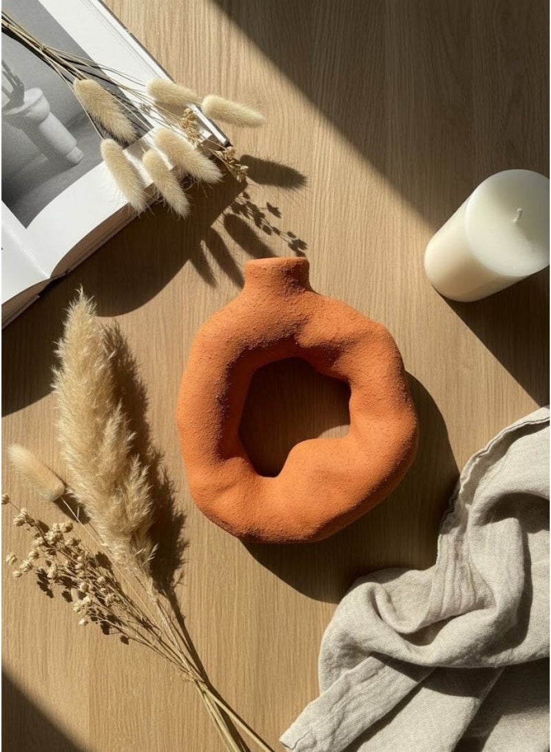 كذا هوم مزهرية فخار بتصميم مجوّف فني – بملمس رملي ولون تيرا كوتا طبيعي - Image 2