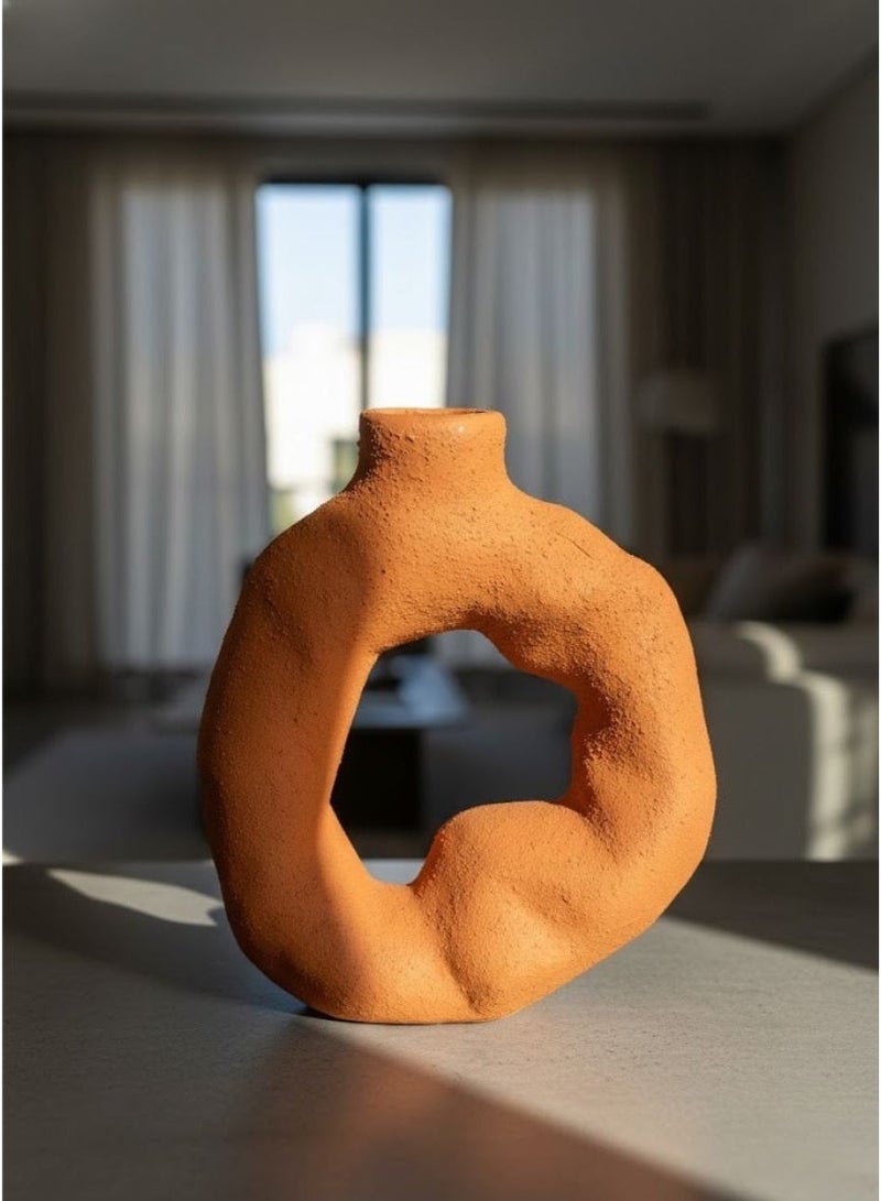 كذا هوم مزهرية فخار بتصميم مجوّف فني – بملمس رملي ولون تيرا كوتا طبيعي - Image 3