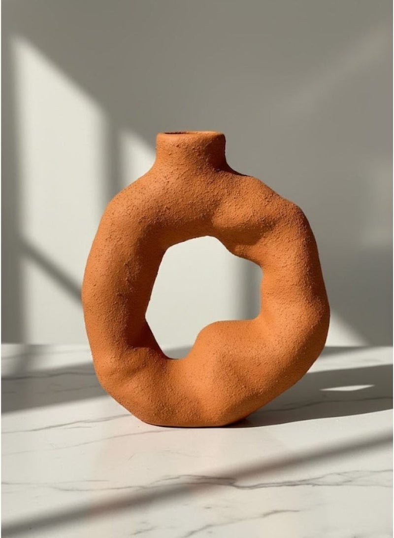 كذا هوم مزهرية فخار بتصميم مجوّف فني – بملمس رملي ولون تيرا كوتا طبيعي - Image 1