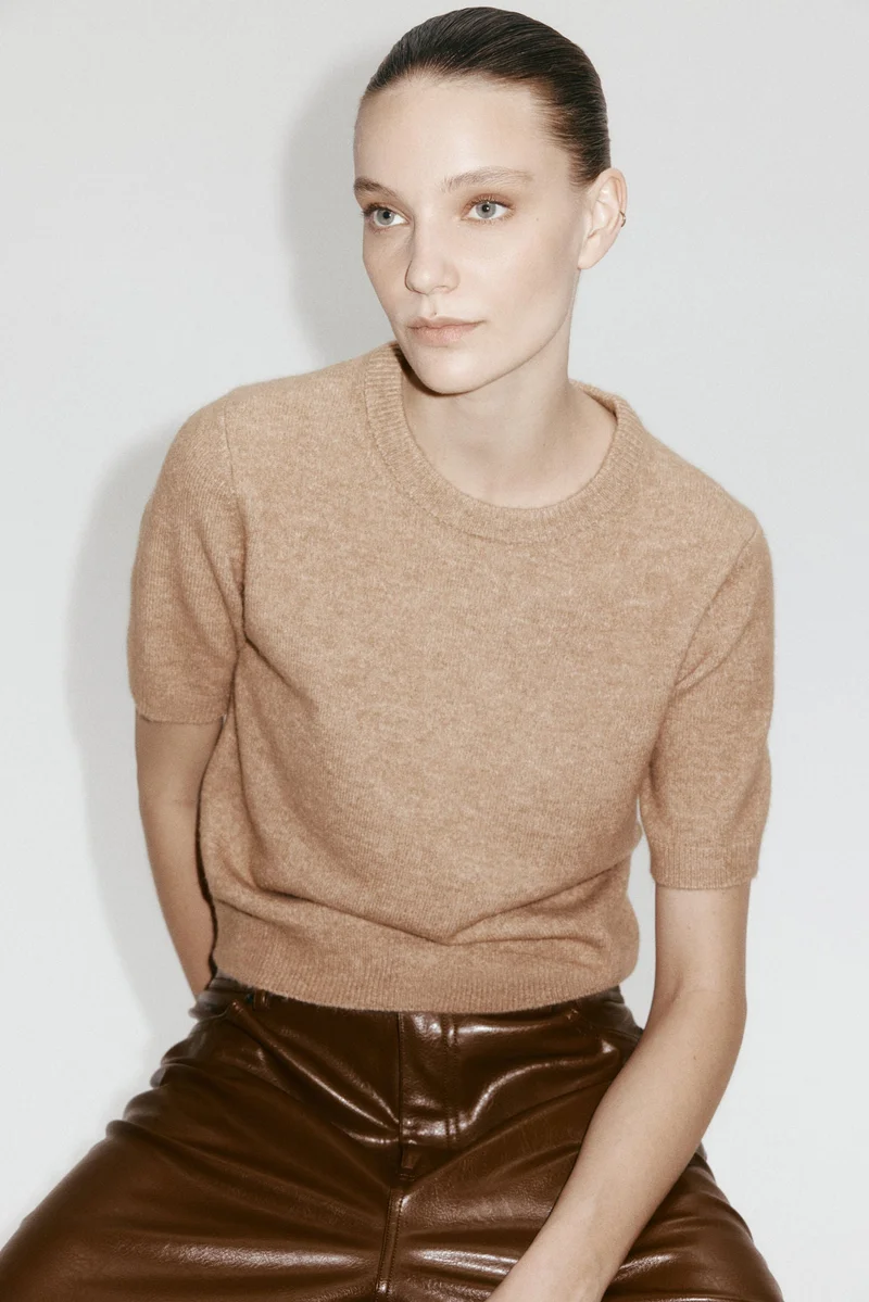 اتش اند ام تي-شيرت محبوك بتصميم ناعم