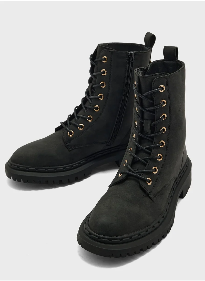 ترافل من نمشي Faux Suede Military Boots