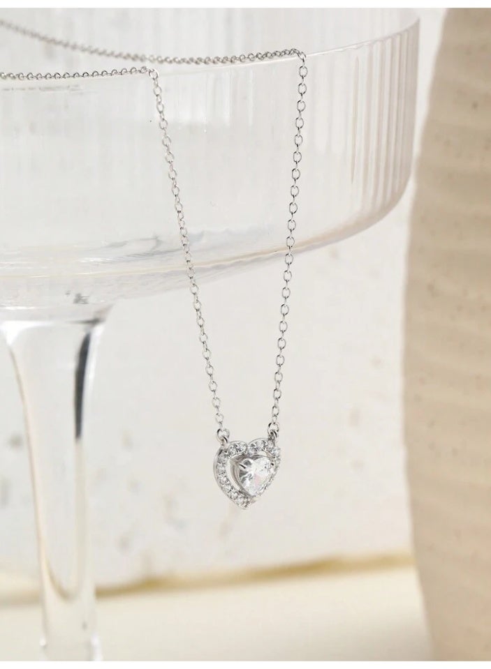 925 ستيرلنغ سيلفر تشارمز سلسال بقلادة فاخرة ناعمة مصنوعة من الفضة الإسترلينية عيار 925 بجودة عالية ودقة شديدة مزينة بكريستالات صغيرة على شكل قلب تتوسطه كريستالة كبيرة من حجر الزيركون الطبيعي اللامع لتعطي مظهرا رائعا للأميرة التي تستحقها - Image 2