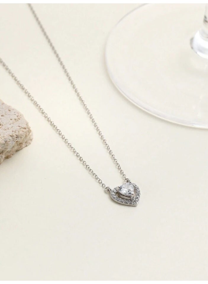 925 ستيرلنغ سيلفر تشارمز سلسال بقلادة فاخرة ناعمة مصنوعة من الفضة الإسترلينية عيار 925 بجودة عالية ودقة شديدة مزينة بكريستالات صغيرة على شكل قلب تتوسطه كريستالة كبيرة من حجر الزيركون الطبيعي اللامع لتعطي مظهرا رائعا للأميرة التي تستحقها - Image 3