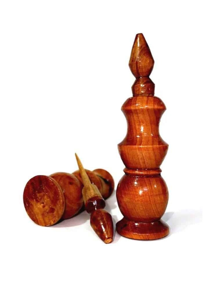 A kohl container made of Moroccan juniper wood, which is characterized by its hardness and smoothness at the same time.