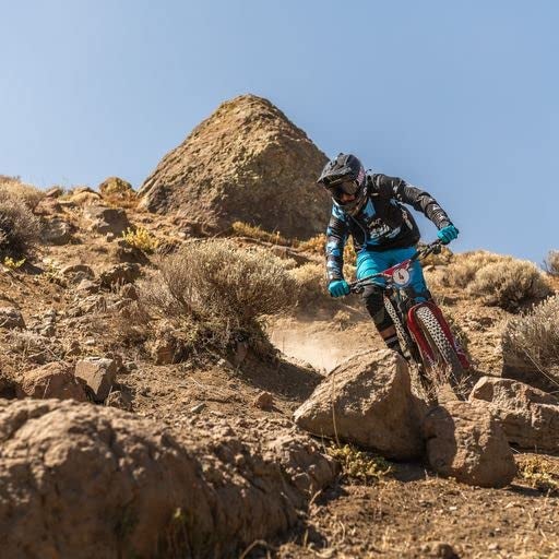 CamelBak Chase Bike Hydration Vest Fired Brick/White, 50oz - Image 2