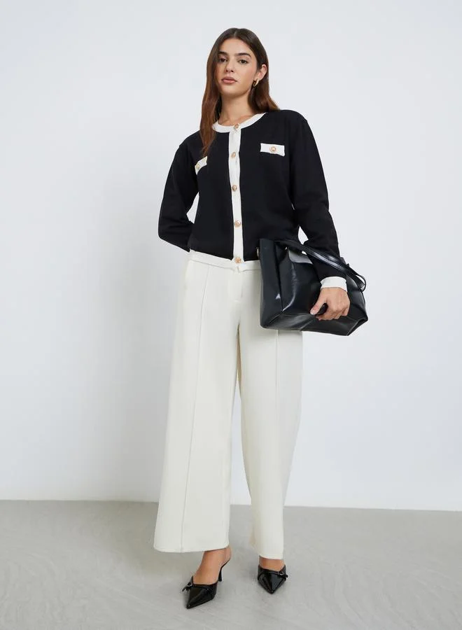 ستايلي كارديجان بقصة عادية مع تفاصيل مُتباينة