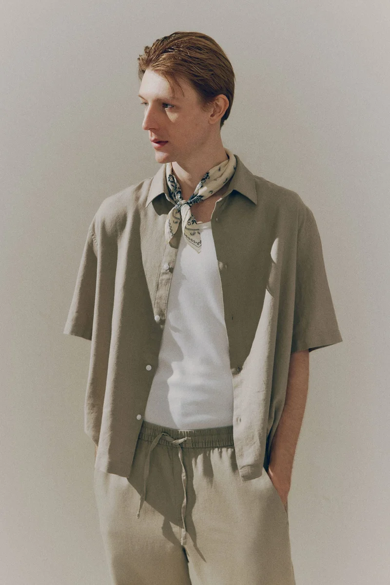 اتش اند ام قميص بأكمام قصيرة من مزيج الكتان بقصة واسعة