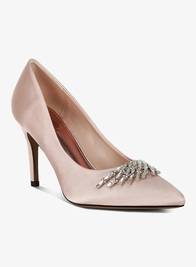 لندن راج ديامانتي بروش التفاصيل مضخات الساتان في أحمر الخدود