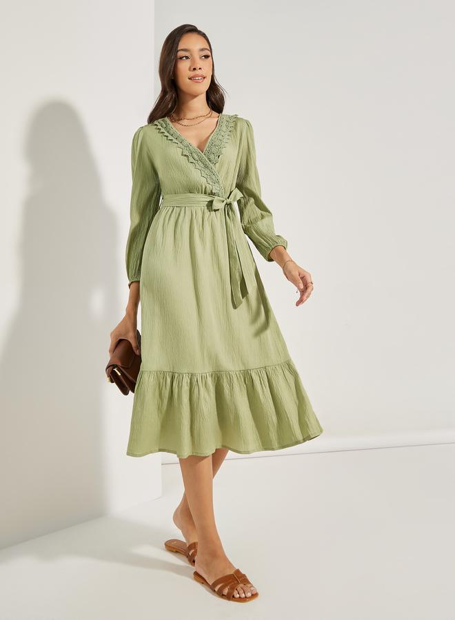 ستايلي فستان ميدي بتصميم لف أمامي مزين بالدانتيل - Image 2