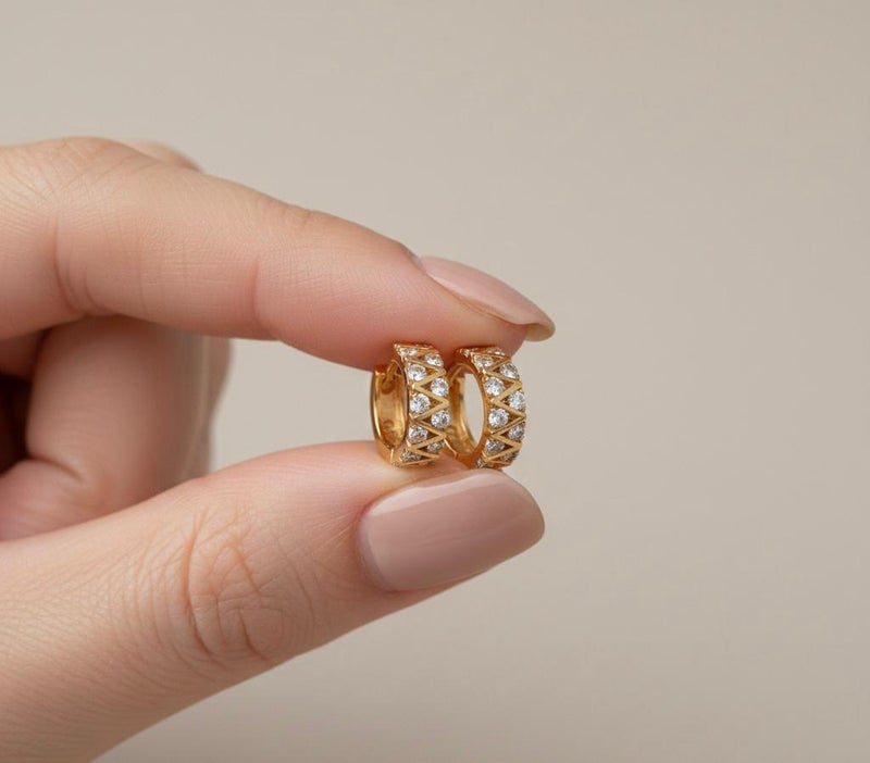 حلق ذهبي أنيق بتصميم الزيجزاج العصري، مرصع بفصوص زركون دائرية تمنحه لمعاناً استثنائياً. قطعة جريئة ومميزة تضفي لمسة من الحيوية والجمال على مظهرك. - Image 5