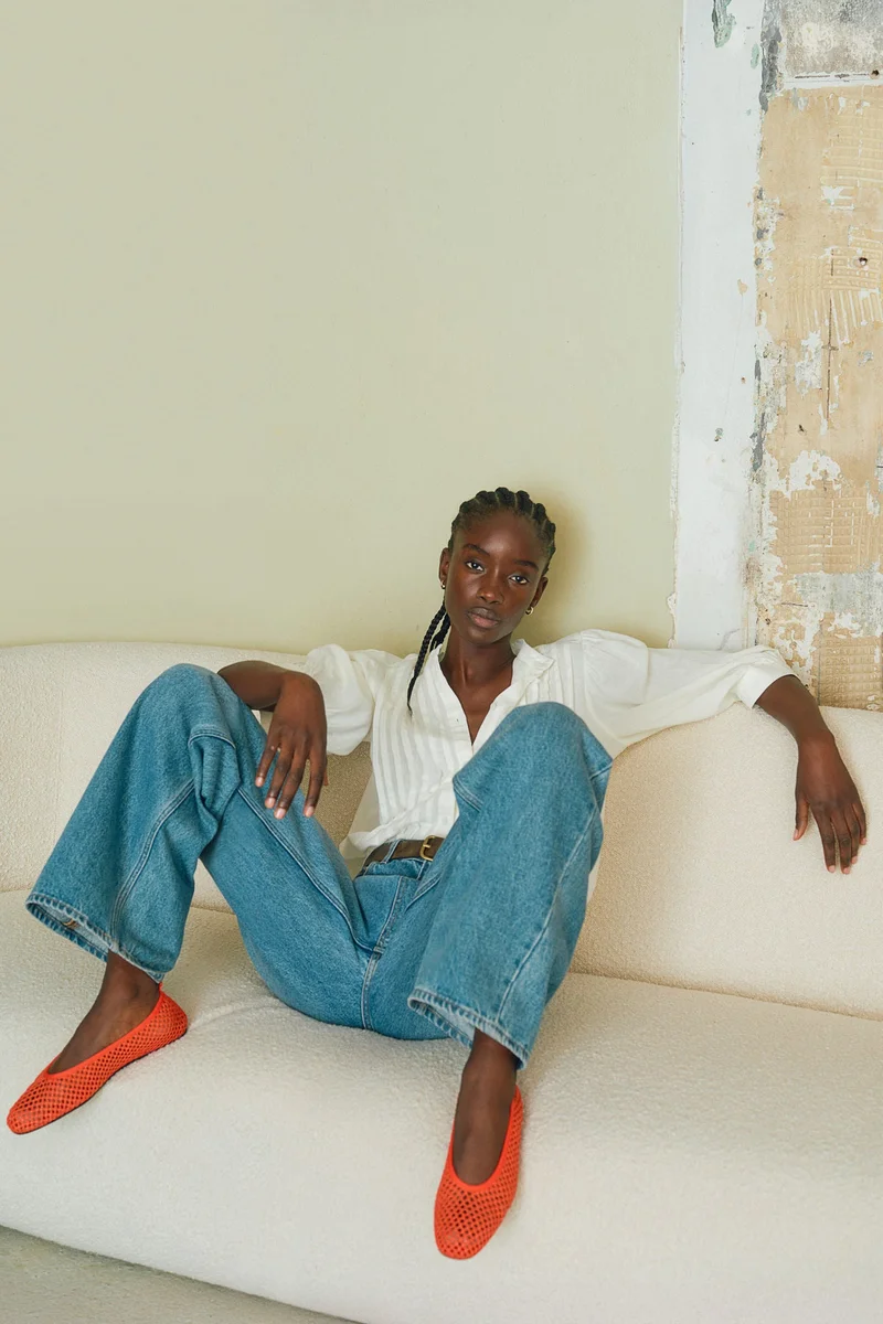 اتش اند ام بلوزة من مزيج الكتان بتفاصيل مكشكشة