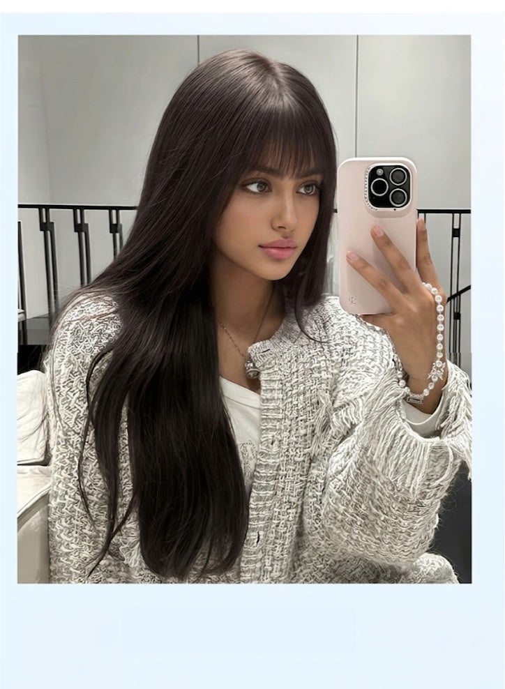 زوريا شعر مستعار طويل مستقيم بني مائل للسواد للنساء، 55 سم، شعر مستعار صناعي مع غرة طبيعية، قطعة شعر واقعية بفروة رأس قابلة للتثبيت بمشابك وقاعدة 15x15 سم، شعر مستعار ناعم مستقيم مقاوم للحرارة للاستخدام اليومي والحفلات والتنكر. - Image 2