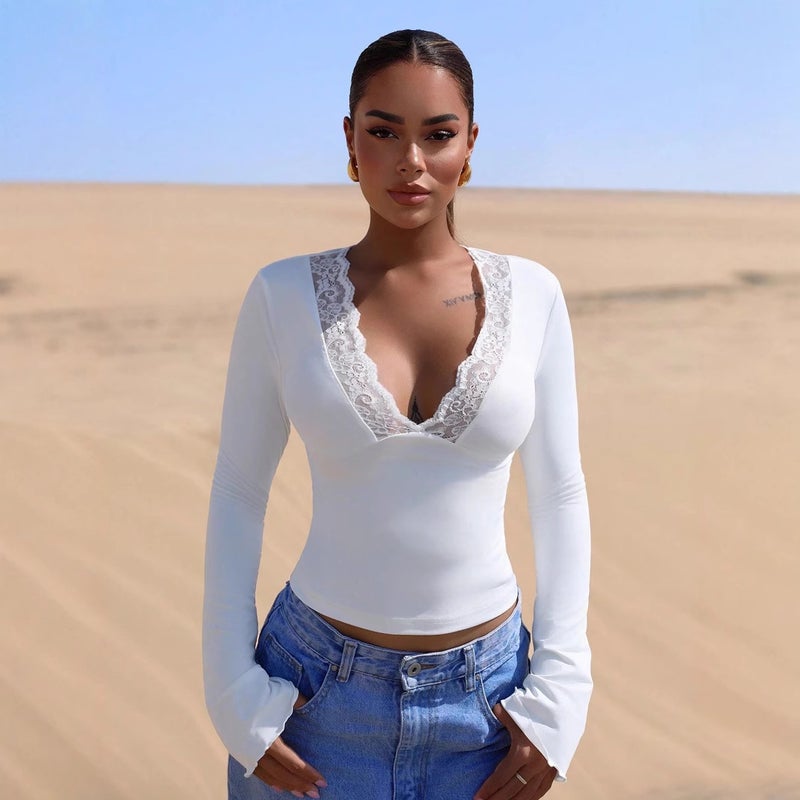 تيشيرت نسائي بياقة V مع زينة دانتيل بأكمام طويلة بقصة ضيقة - Image 2