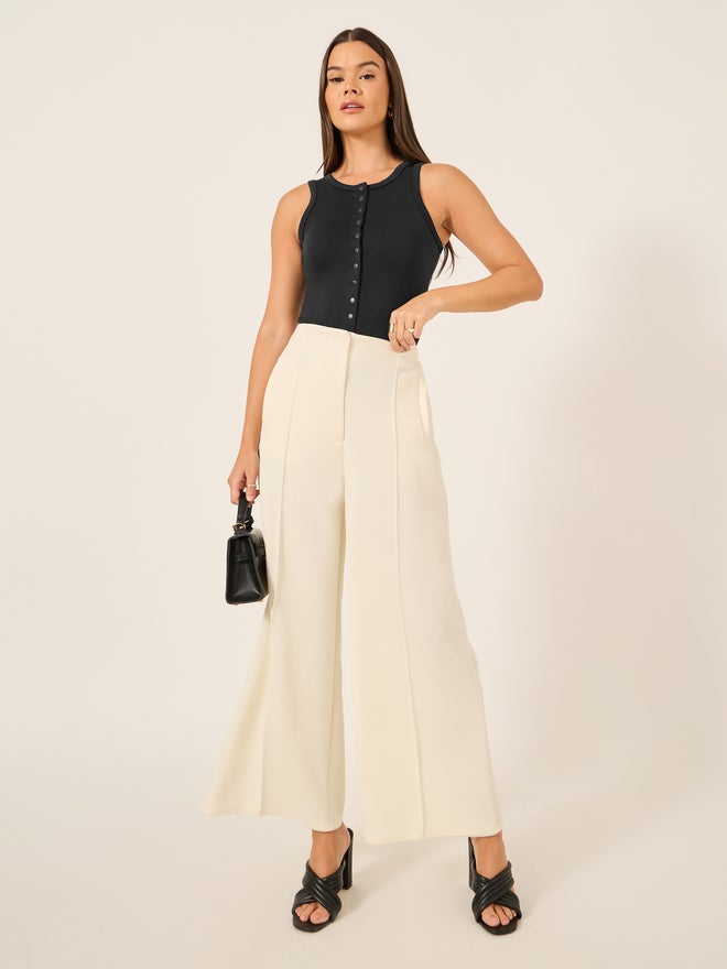 ستايلي بلوزة بدون أكمام محبوكة بياقة مستديرة وتفاصيل أزرار - Image 2