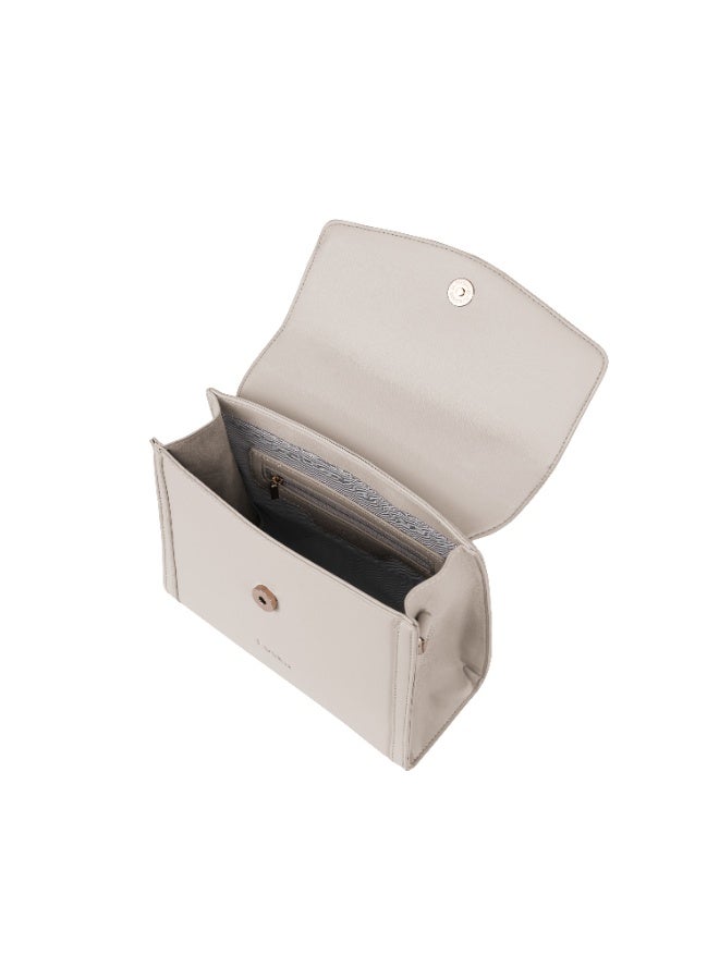 فوسكا شنطة Foska كروس نسائية صغيرة بغطاء ومقبض يد – جلد ناعم لون بيج فاتح/نود – مقاس 23x20 سم - Image 5