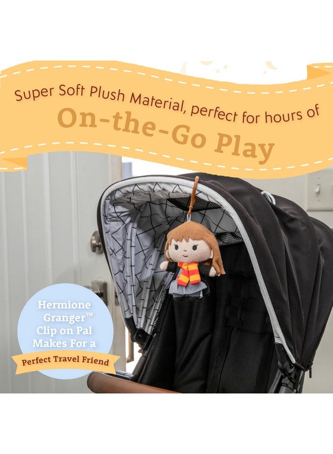 Kids Preferred المفضل للأطفال - هيرميون جرانجر™ دمية قابلة للتعليق - لعبة سفر تحفيزية من هاري بوتر للأطفال الرضع - Image 4
